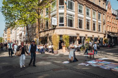 LUXEMBOURG, Mayıs 2022: Şehir merkezinde güneşli bir günde, bar ve terasları süsleyen çan kulesi