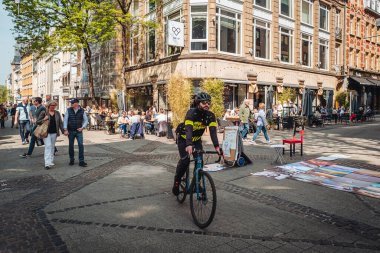 LUXEMBOURG, Mayıs 2022: Şehir merkezinde güneşli bir günde, bar ve terasları süsleyen çan kulesi