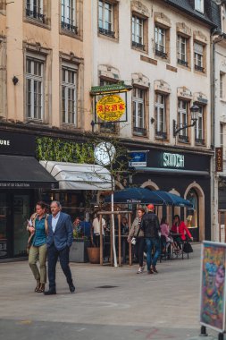 Lüksemburg / Nisan 2022: İnsanlar güneşli bir günde bar ve terasların keyfini çıkarıyorlar