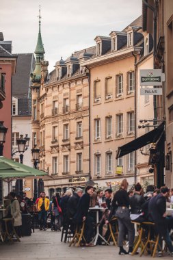 Lüksemburg / Nisan 2022: İnsanlar güneşli bir günde bar ve terasların keyfini çıkarıyorlar