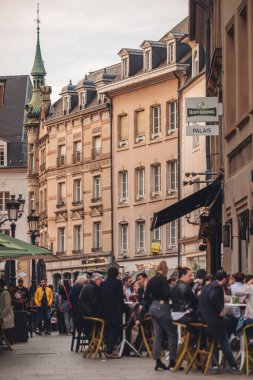 Lüksemburg / Nisan 2022: İnsanlar güneşli bir günde bar ve terasların keyfini çıkarıyorlar