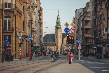 Lüksemburg / Nisan 2022: şehrin modern tramvay hattı
