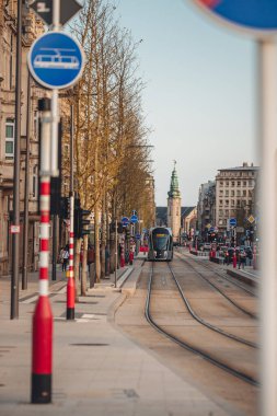 Lüksemburg / Nisan 2022: şehrin modern tramvay hattı