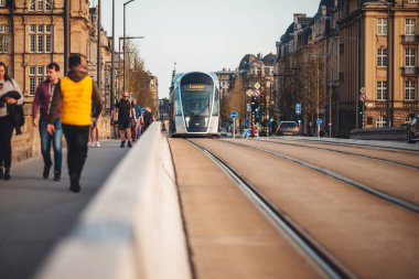 Lüksemburg / Nisan 2022: şehrin modern tramvay hattı