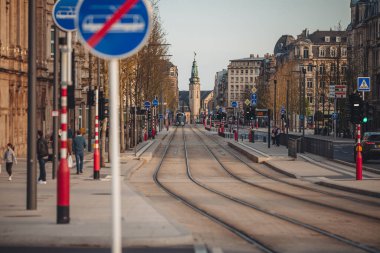 Lüksemburg / Nisan 2022: şehrin modern tramvay hattı