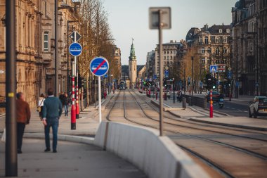 Lüksemburg / Nisan 2022: şehrin modern tramvay hattı
