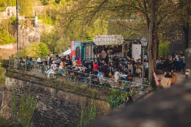 Lüksemburg / Nisan 2022: Şehirde tam çiçek açan kiraz ağacı