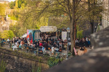 Lüksemburg / Nisan 2022: Şehirde tam çiçek açan kiraz ağacı