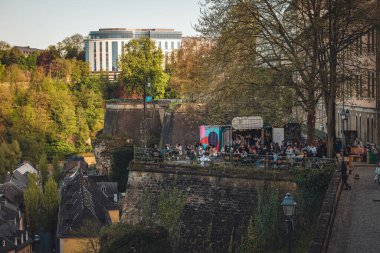 Lüksemburg / Nisan 2022: Şehirde tam çiçek açan kiraz ağacı