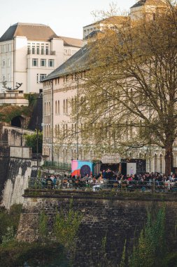 Lüksemburg / Nisan 2022: Şehirde tam çiçek açan kiraz ağacı