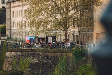 Lüksemburg / Nisan 2022: Şehirde tam çiçek açan kiraz ağacı