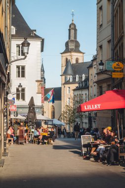 Lüksemburg / Nisan 2022: İnsanlar güneşli bir günde bar ve terasların keyfini çıkarıyorlar