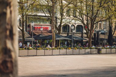 Lüksemburg / Nisan 2022: İnsanlar güneşli bir günde bar ve terasların keyfini çıkarıyorlar