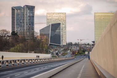 Lüksemburg / Nisan 2022: Avrupa bölgesi Kirchberg 'in silueti