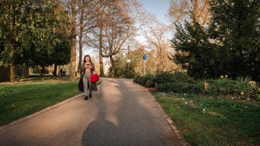 Lüksemburg / Nisan 2022: Şehir parklarında güneşli bir gün