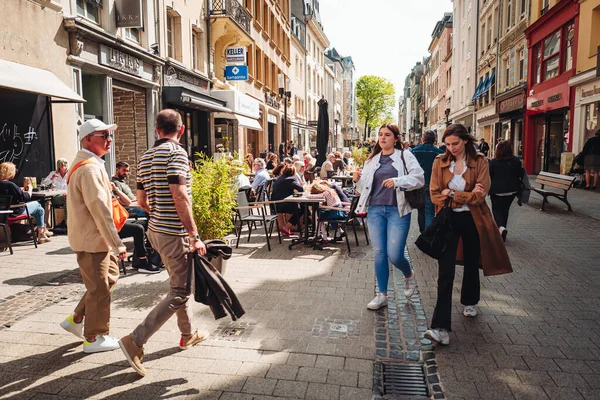 LUXEMBOURG, Mayıs 2022: Şehir merkezinde güneşli bir günde, bar ve terasları süsleyen çan kulesi