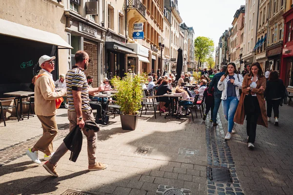 LUXEMBOURG, Mayıs 2022: Şehir merkezinde güneşli bir günde, bar ve terasları süsleyen çan kulesi