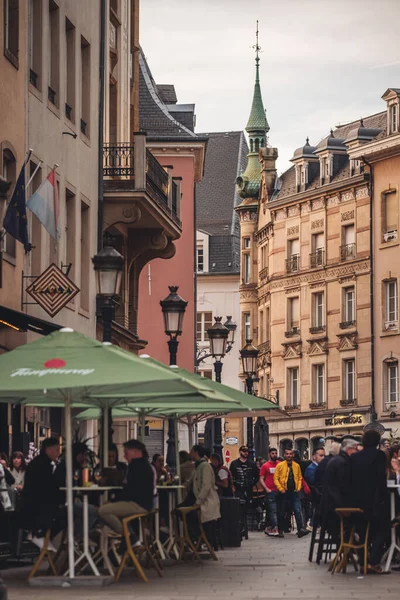 Luksemburg Kwiecień 2022 Osoby Korzystające Barów Tarasów Słoneczny Dzień Mieście — Zdjęcie stockowe