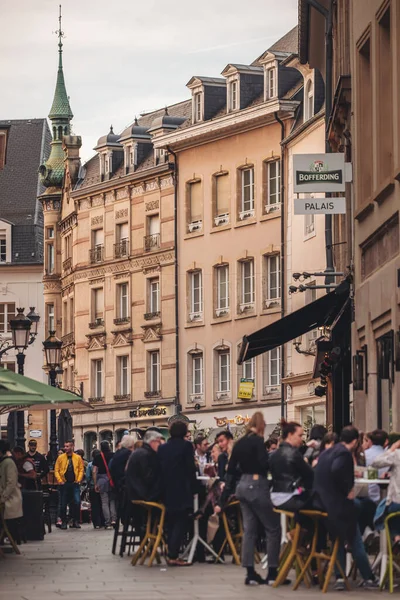 Lüksemburg / Nisan 2022: İnsanlar güneşli bir günde bar ve terasların keyfini çıkarıyorlar