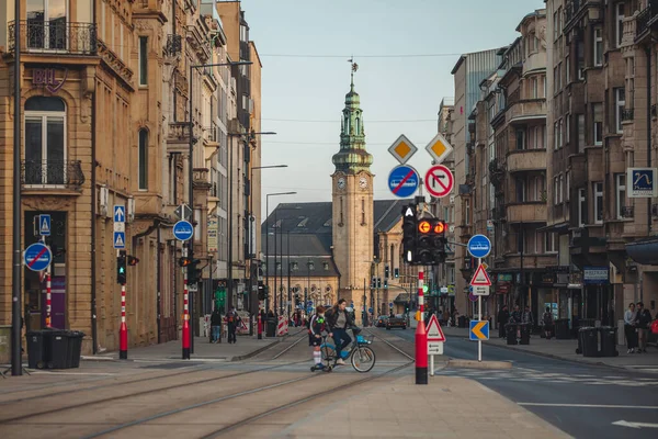 Lüksemburg / Nisan 2022: şehrin modern tramvay hattı