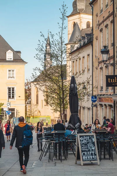 Luksemburg Kwiecień 2022 Osoby Korzystające Barów Tarasów Słoneczny Dzień Mieście — Zdjęcie stockowe