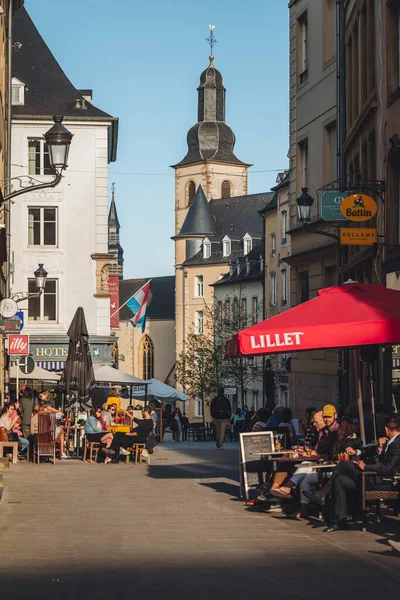 Luksemburg Kwiecień 2022 Osoby Korzystające Barów Tarasów Słoneczny Dzień Mieście — Zdjęcie stockowe