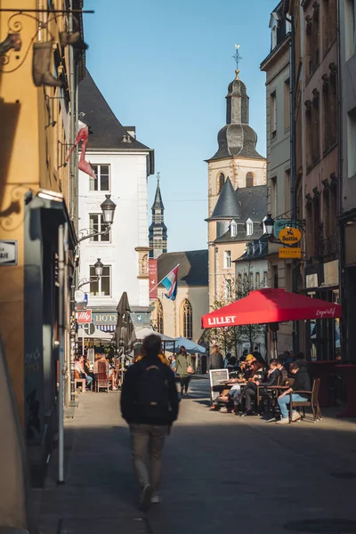 Luksemburg Kwiecień 2022 Osoby Korzystające Barów Tarasów Słoneczny Dzień Mieście — Zdjęcie stockowe