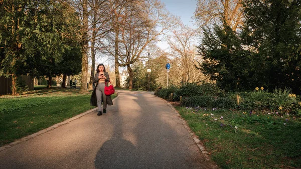 Lüksemburg / Nisan 2022: Şehir parklarında güneşli bir gün