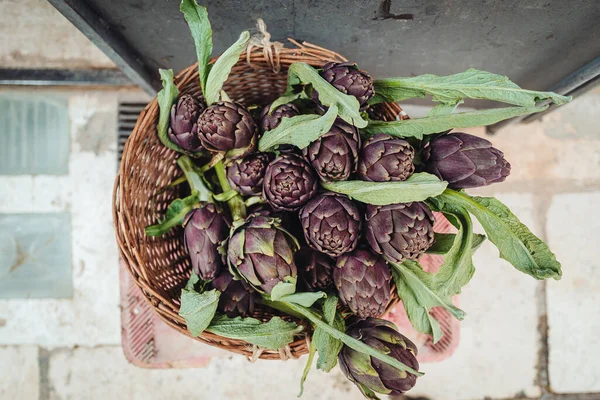 İtalya 'nın güneyinden taze enginarlar, Puglia