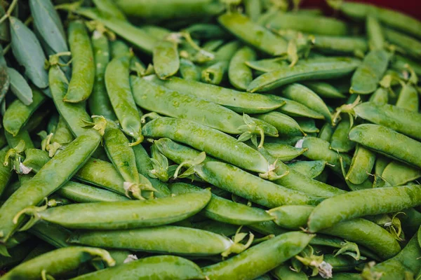 プーリア州モラ バリの地元の農場市場から新鮮な緑のエンドウ豆 — ストック写真