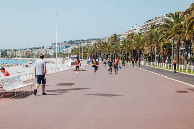 Güzel, Fransa-Haziran 2022: Sahildeki ünlü Promenade des Anglais yaya alanı boyunca yaşam.