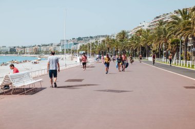 Güzel, Fransa-Haziran 2022: Sahildeki ünlü Promenade des Anglais yaya alanı boyunca yaşam.