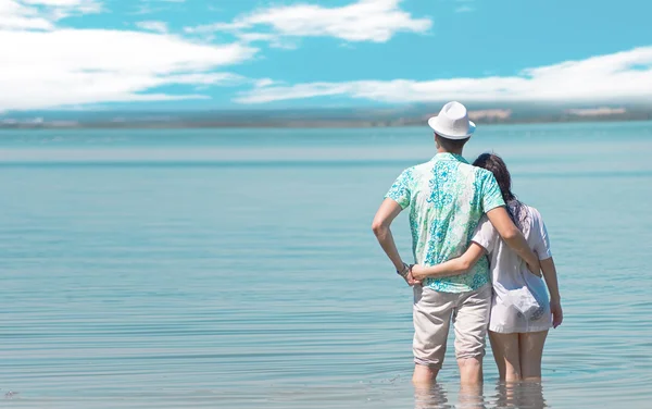 Jeune couple sur la plage — Photo