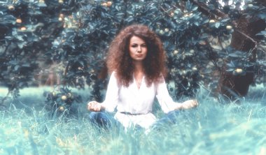 herhangi bir reçel (kız meditasyon doğa üzerinde)