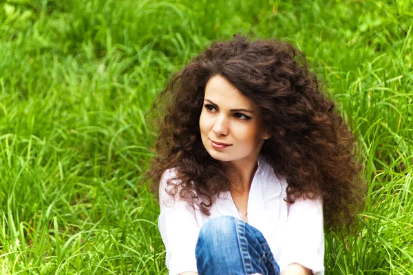 herhangi bir reçel (çim kıvırcık saçlı bir gülümseme ile kız)