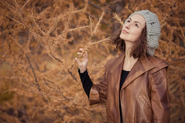 Mädchen im Herbstpark — Stockfoto