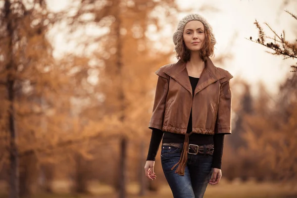 Girl in autumn park — Stock Photo, Image