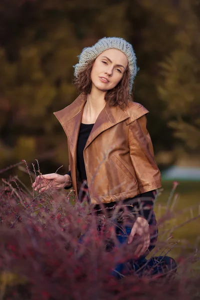 Meisje in de herfst park — Stockfoto