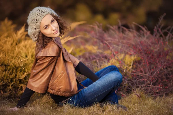 Girl in autumn park — Stock Photo, Image