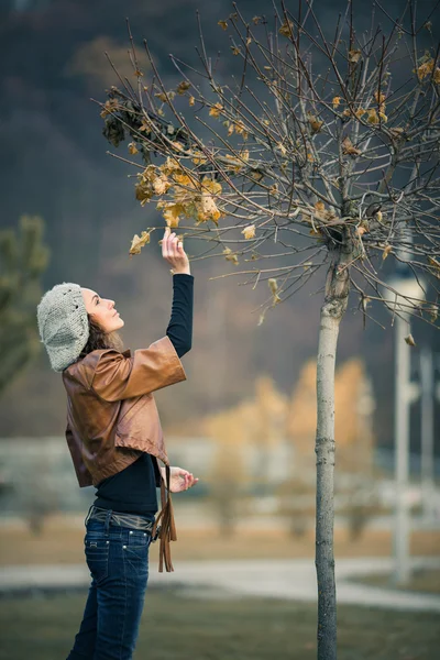 Sonbahar parkındaki kız — Stok fotoğraf