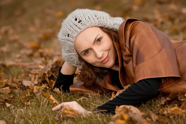 Chica en el parque de otoño — Foto de Stock