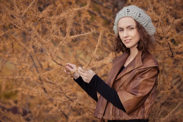 Girl in autumn park — Stock Photo, Image