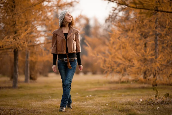 Girl in autumn park — Stock Photo, Image