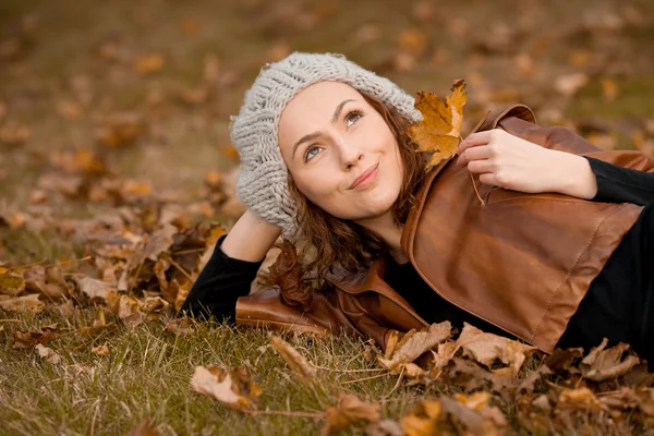 Meisje in de herfst park — Stockfoto