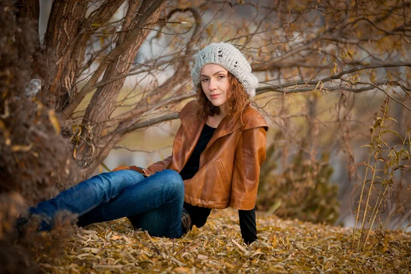 Girl in autumn park — Stock Photo, Image