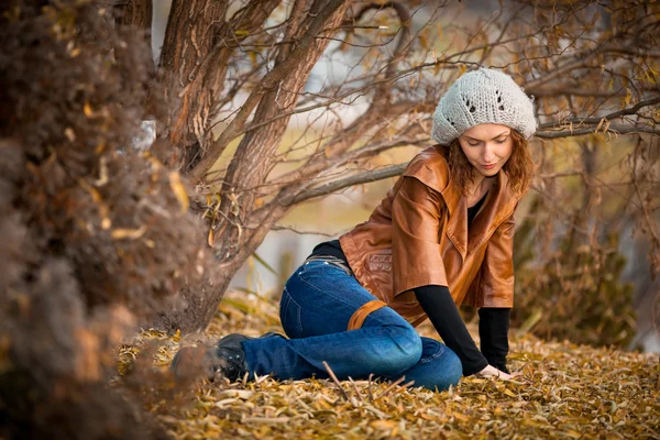 Lány az őszi parkban — Stock Fotó