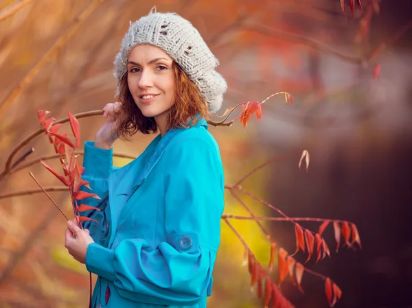 Chica en el parque de otoño — Foto de Stock