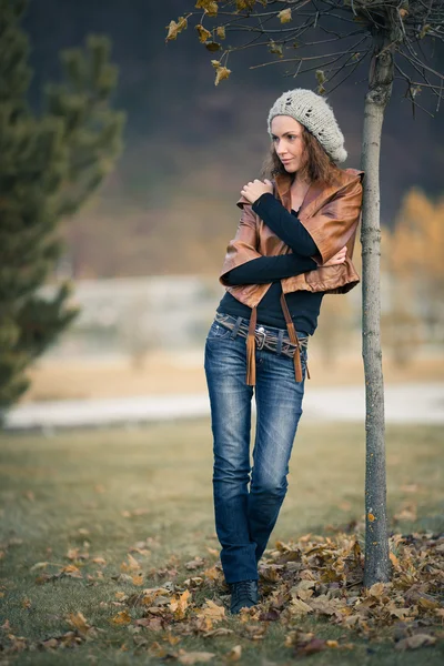 Ragazza nel parco di autunno — Foto Stock