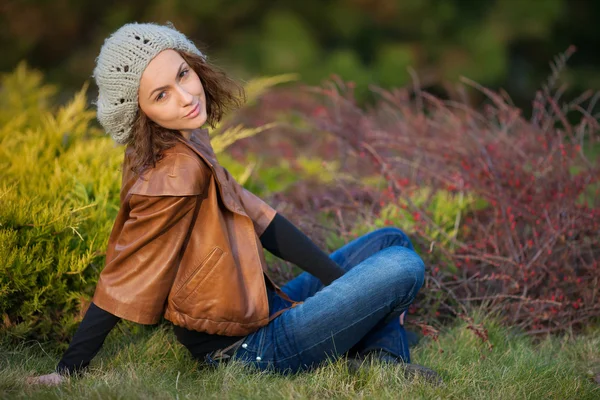शरद ऋतू पार्क मध्ये मुलगी — स्टॉक फोटो, इमेज