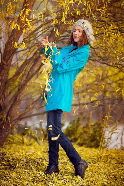 Fille dans le parc d'automne — Photo